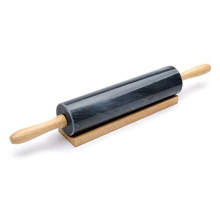Черная мраморная скалка с деревянной ручкой и основанием